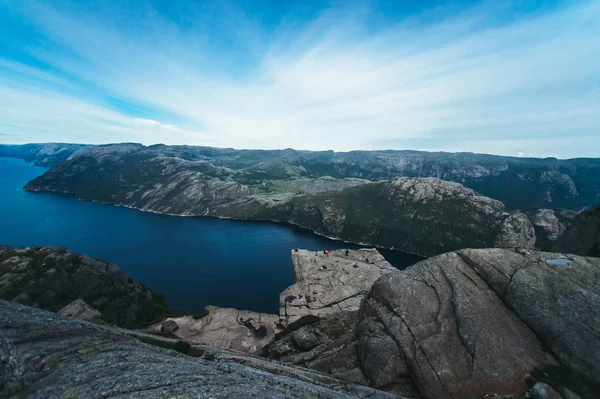 Noruega preikestolen turistas — Fotografia de Stock