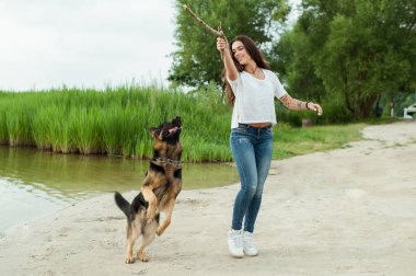 Kız ve onun muhteşem Alman çoban