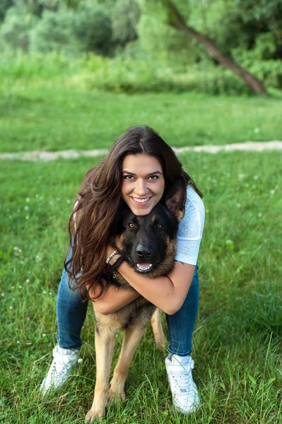 The girl and her gorgeous German shepherd — Stock Photo, Image