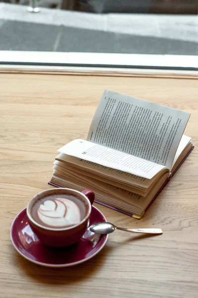 Inspiratie uit koffie en boek — Stockfoto