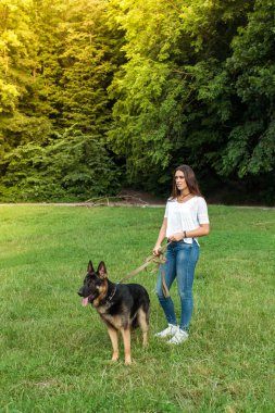 Kız ve onun muhteşem Alman çoban