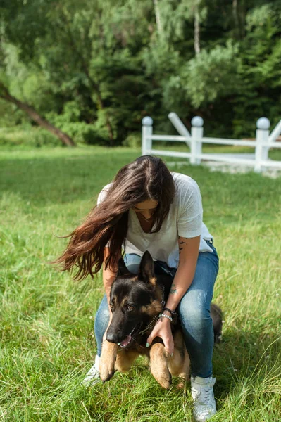 The girl and her gorgeous German shepherd — Stock Photo, Image