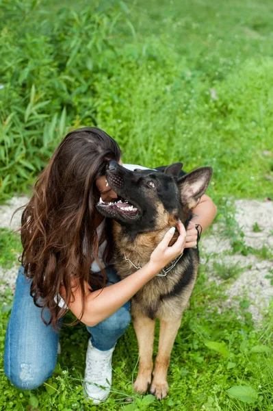 The girl and her gorgeous German shepherd — Stock Photo, Image