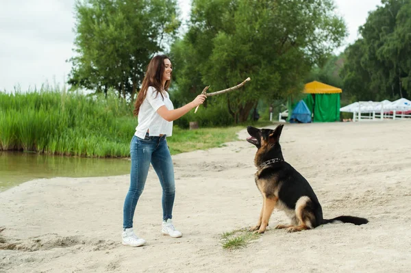 Kız ve onun muhteşem Alman çoban