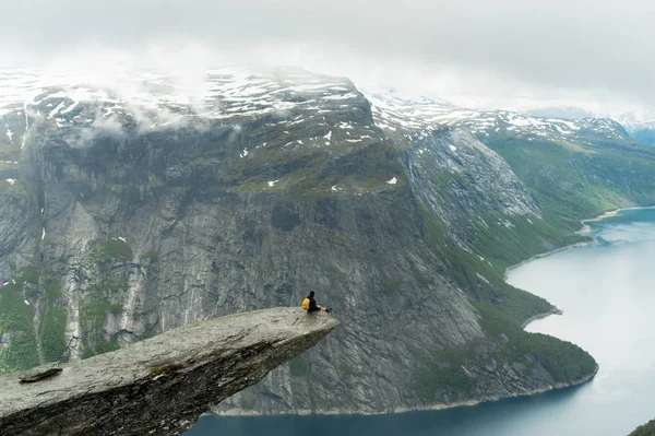 ノルウェーの Trolltunga はすばらしい美です。 — ストック写真