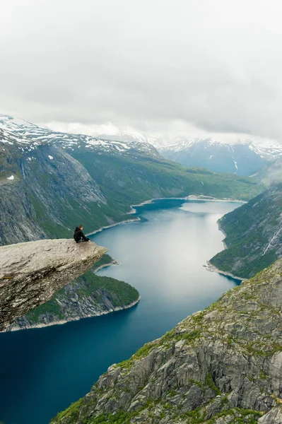 ノルウェーの Trolltunga はすばらしい美です。 — ストック写真