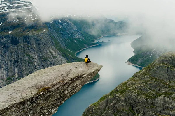 Χώρου (Trolltunga) στη Νορβηγία είναι θαυμάσιο ομορφιά — Φωτογραφία Αρχείου