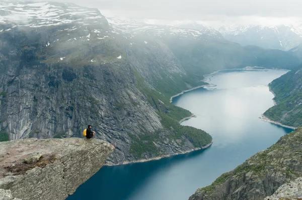 ノルウェーの Trolltunga はすばらしい美です。 — ストック写真