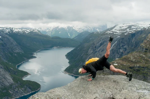 Χώρου (Trolltunga) στη Νορβηγία είναι θαυμάσιο ομορφιά — Φωτογραφία Αρχείου