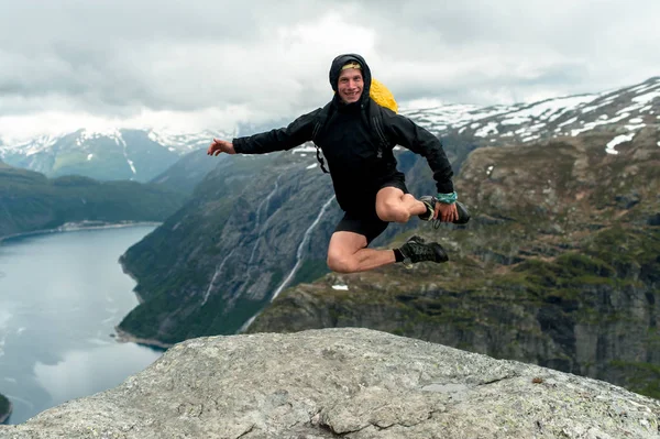 Χώρου (Trolltunga) στη Νορβηγία είναι θαυμάσιο ομορφιά — Φωτογραφία Αρχείου