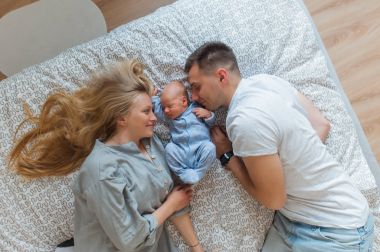 Kocası karısının ve yeni doğmuş çocuk