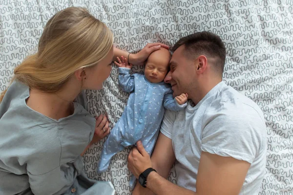 Kocası karısının ve yeni doğmuş çocuk