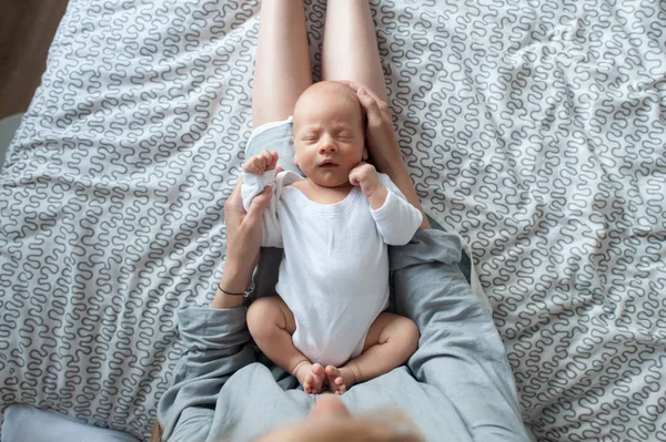 Mutter und ihr neugeborenes Kind — Stockfoto