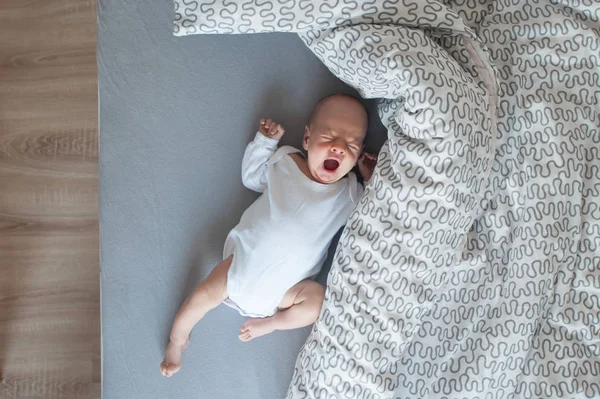 Pequeño bebé recién nacido en la cama — Foto de Stock