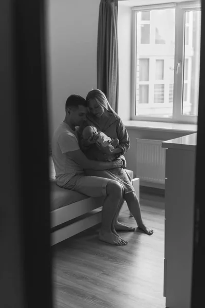 Mąż żona i noworodka dziecko — Zdjęcie stockowe