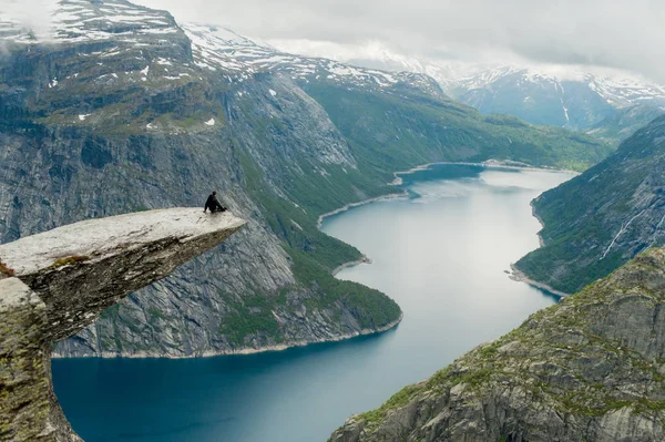 ノルウェーの Trolltunga はすばらしい美です。 — ストック写真