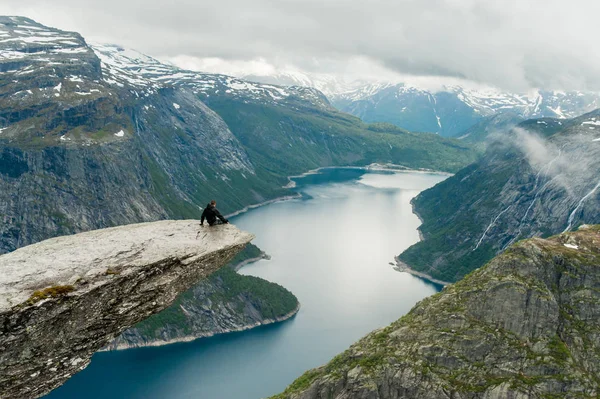 ノルウェーの Trolltunga はすばらしい美です。 — ストック写真