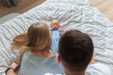 Kocası karısının ve yeni doğmuş çocuk