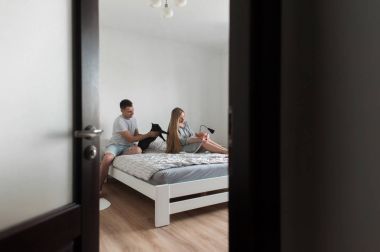 Kocası karısının ve yeni doğmuş çocuk