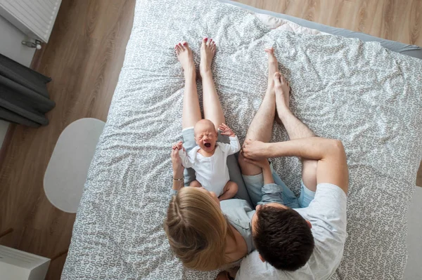 Муж жена и новорожденный ребенок — стоковое фото