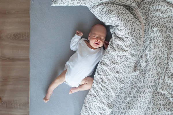 Pequeño bebé recién nacido en la cama — Foto de Stock