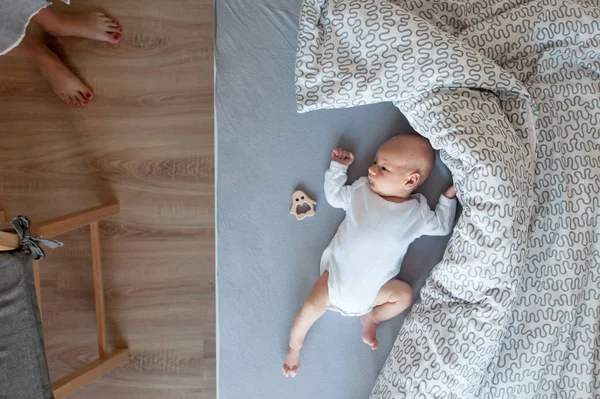 Pequeño bebé recién nacido en la cama — Foto de Stock