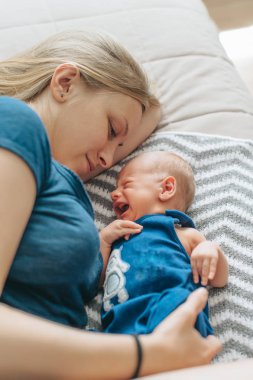 Yeni doğan bebek annesinin kollarında