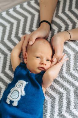 Yeni doğan bebek annesinin kollarında