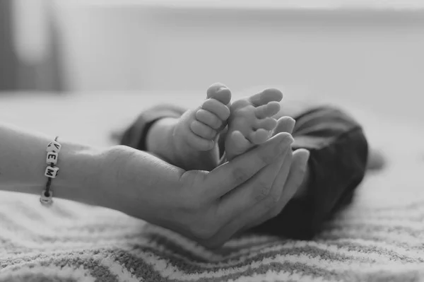 Az újszülött gyermek lábak — Stock Fotó