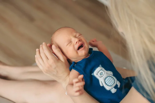 Bebé recién nacido en brazos de mamá — Foto de Stock