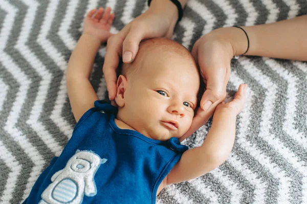 Bebé recién nacido en brazos de mamá — Foto de Stock