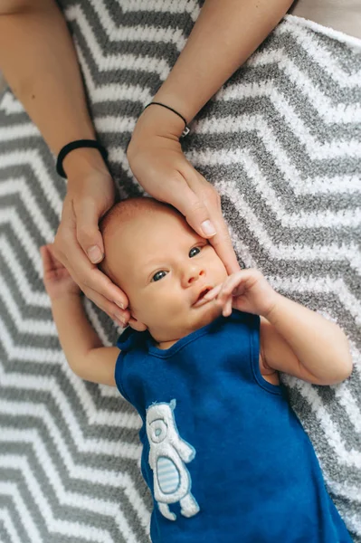 Yeni doğan bebek annesinin kollarında
