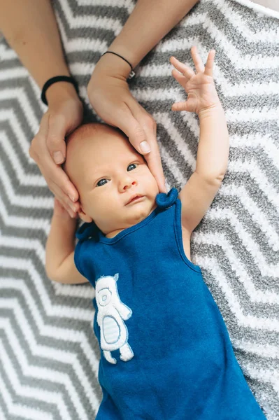 Yeni doğan bebek annesinin kollarında