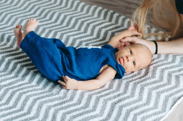 Yeni doğan bebek annesinin kollarında