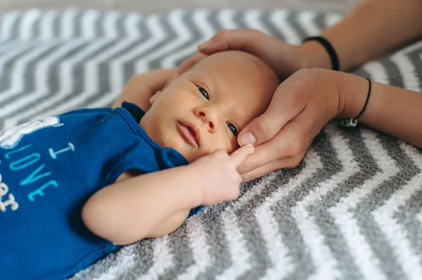 Yeni doğan bebek annesinin kollarında