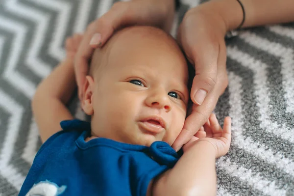 Yeni doğan bebek annesinin kollarında