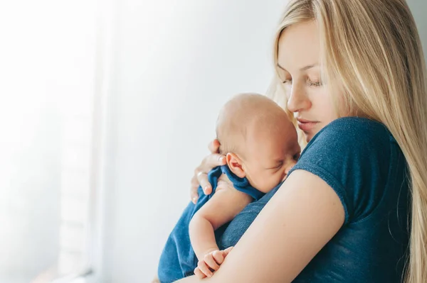 Bayi yang baru lahir dalam pelukan ibu — Stok Foto