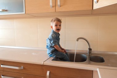 mutlu çocuk el yıkama