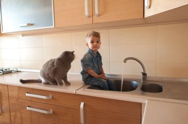 mutlu bebek ile kedi masaya oturma