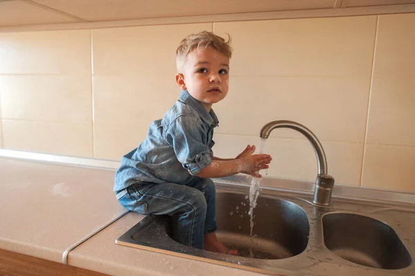 Счастливый ребенок моет руки — стоковое фото