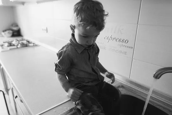 Bambino felice lava le gambe — Foto Stock
