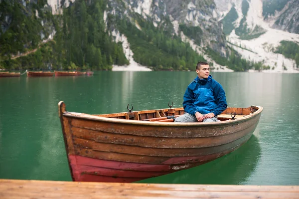 Facet, który jest w łodzi — Zdjęcie stockowe