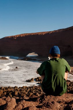 doğa ile dökülen bir adam