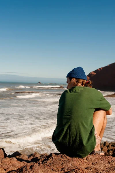 doğa ile dökülen bir adam