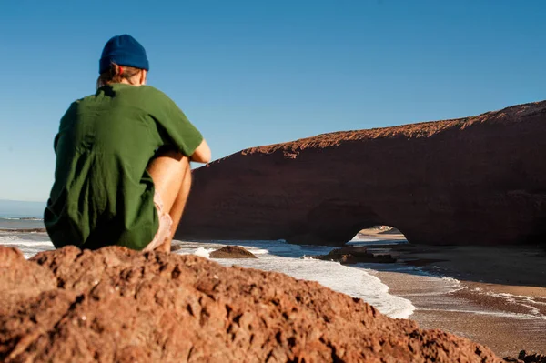 Um homem que derramou com a natureza — Fotografia de Stock