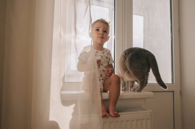 Evde beslenen hayvan kedi onun ve çocuk