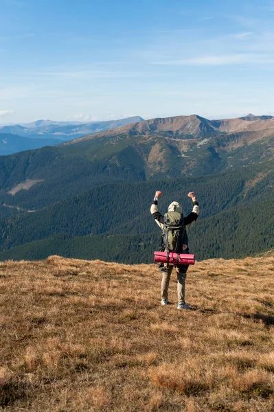 En lycklig man bland natur — Stockfoto