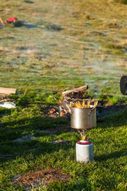 vahşi doğada yemek