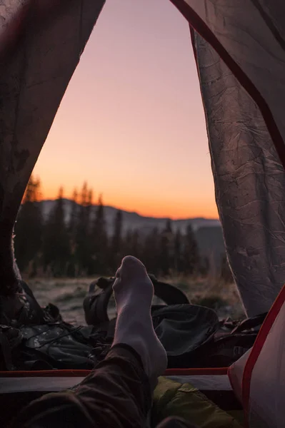 Pôr do sol e tenda nas montanhas — Fotografia de Stock