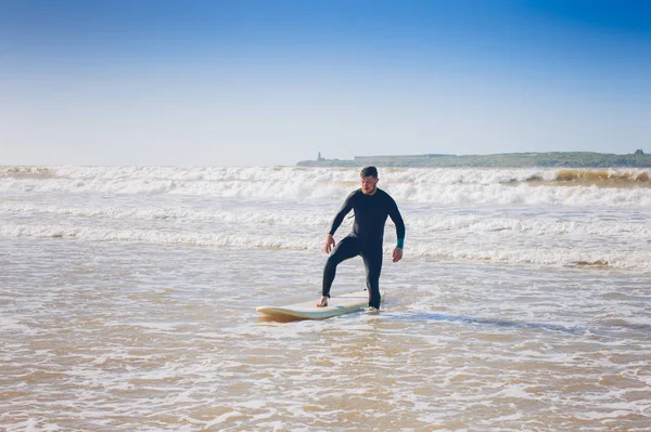 Surfing na Oceanie czuje się wolna — Zdjęcie stockowe